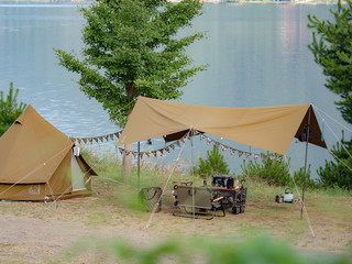 湖畔のキャンプ風景