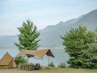 湖畔のキャンプ風景