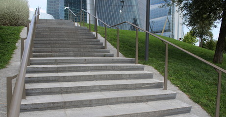 Scala in granito nel centro città moderno