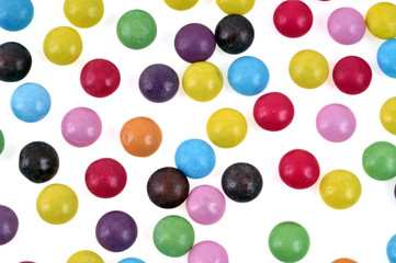 Bonbons de diff&eacute;rentes couleurs en gros plan sur fond blanc