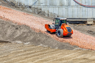 Vibratory roller compactor