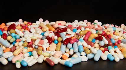 Tabletten und Pillen als bunte Medikamente