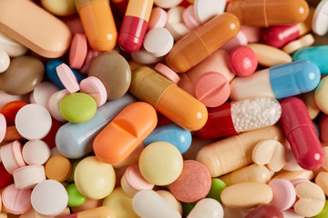 Medizin Hintergrund mit vielen bunten Medikamenten