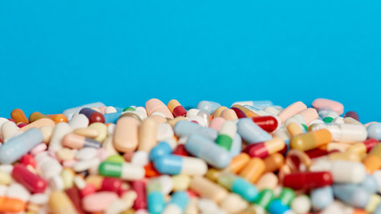 Blauer Hintergrund mit bunten Medikamenten