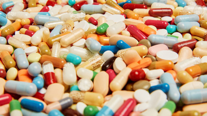 Nahaufnahme vieler bunte Medikamente als Hintergrund