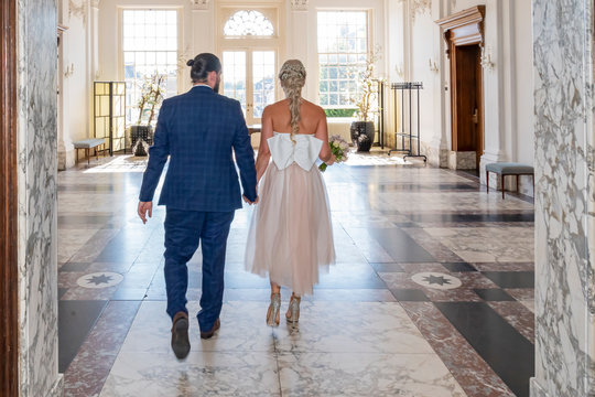 The newly married couple leaves the wedding hall of the town hall