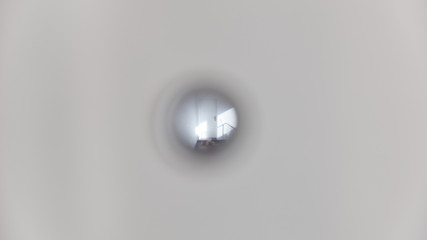 Blick durch Türspion an Wohnungstür in den Flur