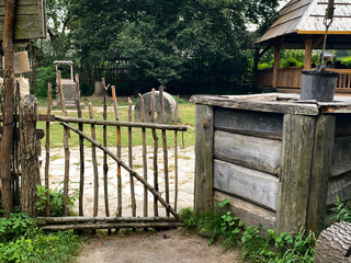 Furtka przy studni w Zagrodzie Guciów © Andrzej