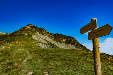 Paisajes de montaña durante la subida al monte Lakartxela de navarra