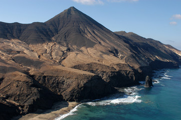 Paisaje volcánico en la costa de Cofete, Fuerteventura, Canarias