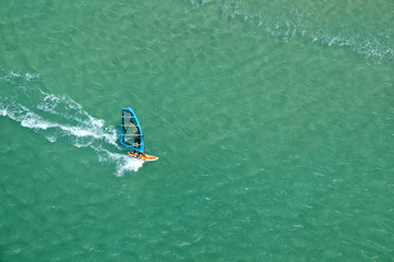 Windsurfista en la costa de Fuerteventura, Canarias