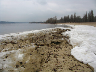 Zamarznięty brzeg rzeki z kawałkami lodu, Zaporoże, Ukraina
