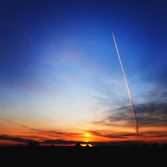 Startujący samolot podczas wschodu słońca - obrazy, fototapety, plakaty