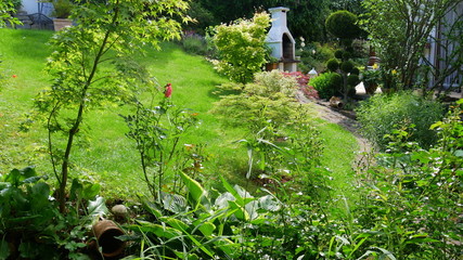 Gartengestaltung mit Teich, Zierahorn und Grillkamin