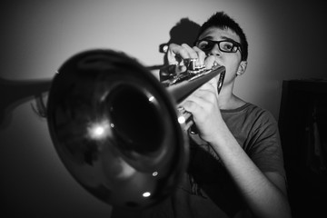 young man playing the trumpet - obrazy, fototapety, plakaty