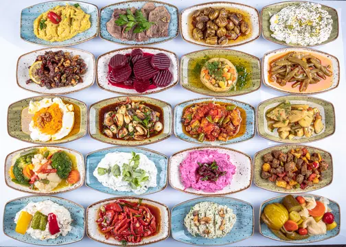 Assortiment de meze turcs avec houmous et légumes - Adobe Stock