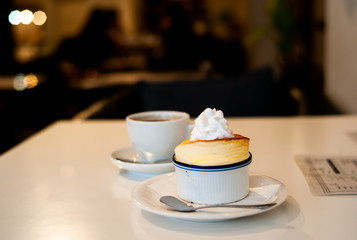 カフェでスフレケーキとコーヒー
