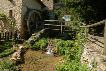Mulino ad acqua con ponticello di legno