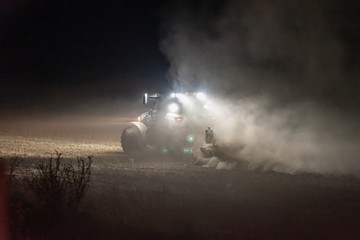 Traktor bestellt ein Feld in der Nacht - obrazy, fototapety, plakaty