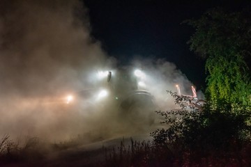 Traktor bestellt ein Feld in der Nacht