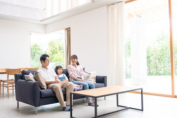 リビングで話す家族・ファミリー