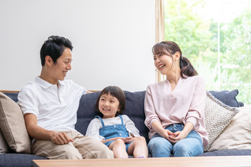 リビングで話す家族・ファミリー