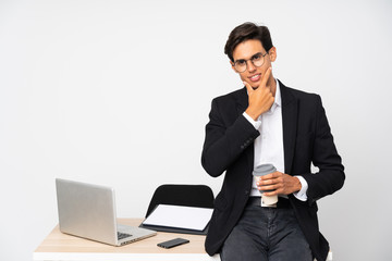 Businessman in his office over isolated white background thinking an idea