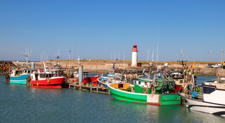 Ile d'Oléron. La Cotinière. Chalutiers à quai devant le phare. Charente-Maritime. Nouvelle-Aquitaine  © guitou60