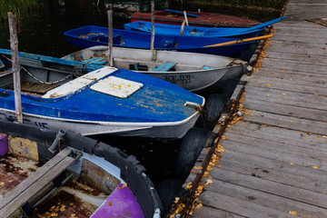 Fototapeta na wymiar Moored boats in the autumn lake