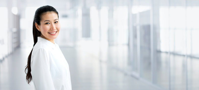 Portrait of asian business woman on beautiful horizontal office background