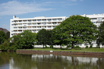 Monotones weisses  Wohnhaus an einem Gewässer liegend , Wohngebäude, Bremerhaven, Deutschland