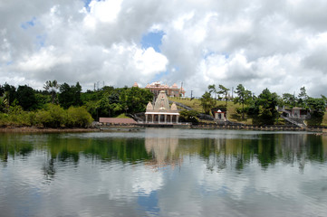 Fototapeta premium Hindu Temple, Sacred Grand Bassin lake