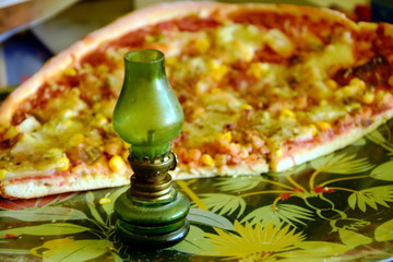 Mini lampa naftowa na tle pizzy