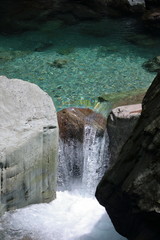 Naklejka premium 安居渓谷 清々しい水流（高知県）