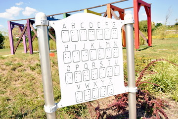 Plansza z alfabetem Braille na placu zabaw - obrazy, fototapety, plakaty