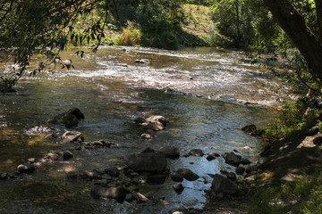 Fluss klares Wasser Steine