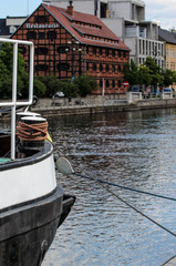 Panorama nad rzeką Brdą w Bydgoszczy. Żaglówka. Polska. © Anastasiia