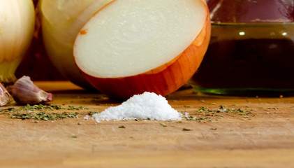Sal con cebolla y aceite de fondo