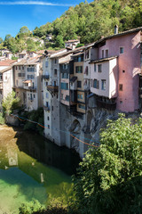 Fototapeta na wymiar Maisons suspendues au-dessus de la Bourne à Pont en Royans (Isère)