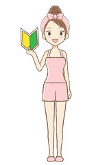 ルームウエアを着た女性が若葉マークを持っている
