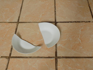 Plato roto sobre el piso