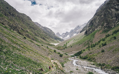 Fototapeta na wymiar Le paysage de la vallée avec les cascades et la monatgne