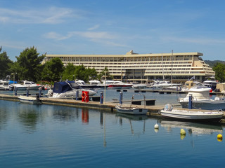 The port of Halkidiki surprises with mountains and a beautiful sky in the background.