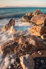 Langzeitbelichtung, von zwischen Steinen fließendem Wasser
