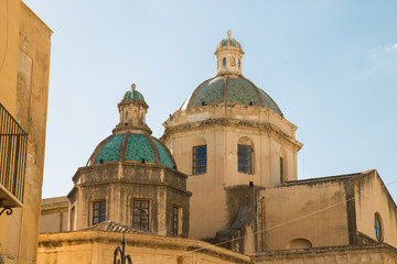 Fototapeta na wymiar Mazara del Vallo. La piazza principale con la cupola del duomo 