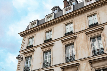 Fototapeta na wymiar Traditional architecture of residential buildings. Paris