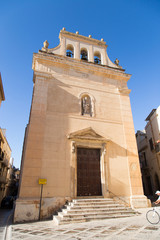 facciata di antica chiesa nel centro della città di Mazara del Vallo