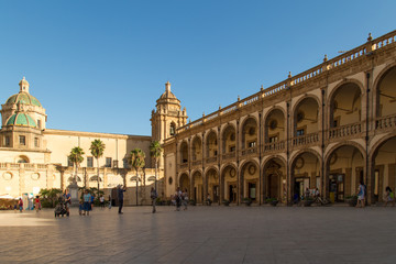 Fototapeta na wymiar Mazara del Vallo. La piazza principale con la cupola del duomo 