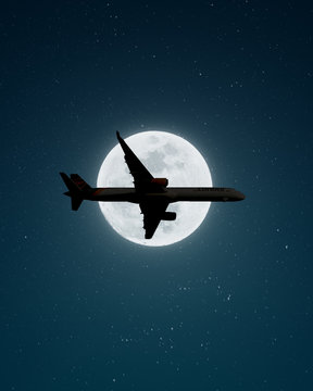 Fotomanipulation eines fliegenden Flugzeuges vor dem Mond