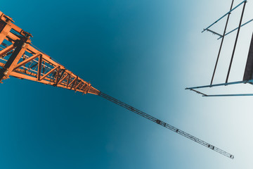 Symbolbild von einem Kran auf einer Baustelle vor Himmel